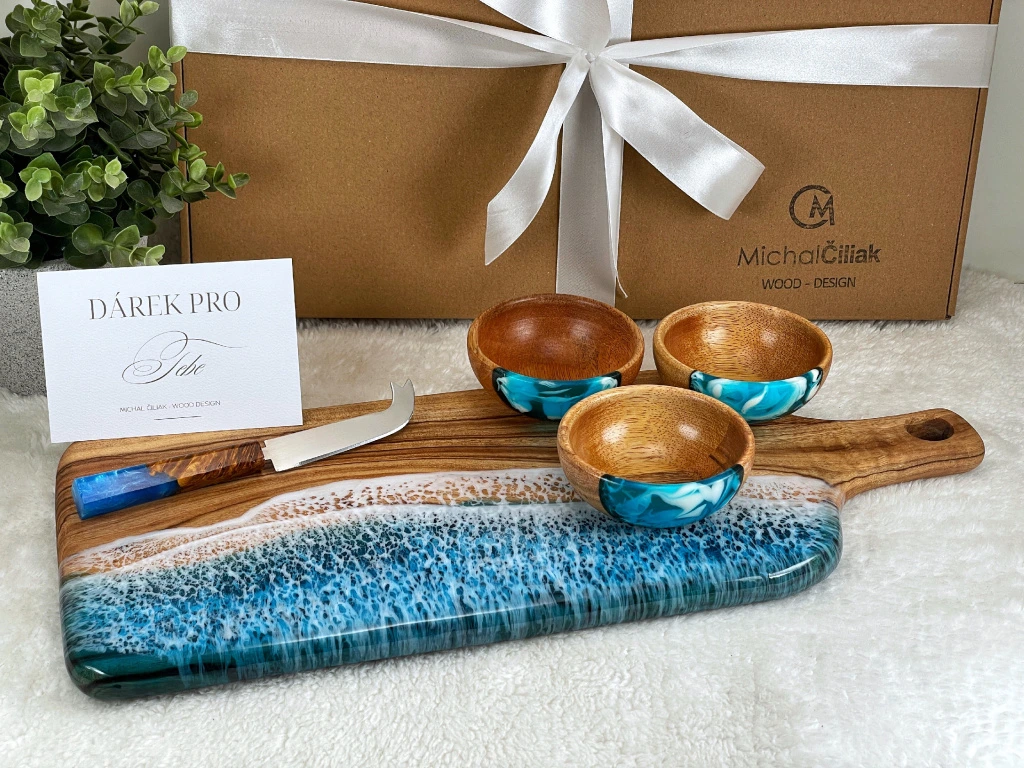 Servier- und Schneidebrett aus Kampferholz mit Harz