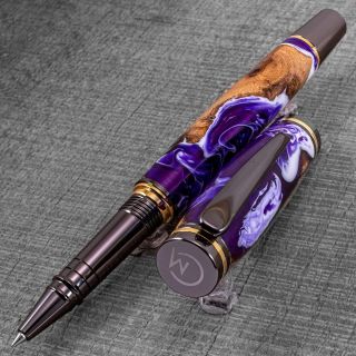 Z vinné révy, která kdysi nesla hrozny plné slunce, jsem vytvořil tělo tohoto pera. Spojil jsem ji s fialovou pryskyřicí s...