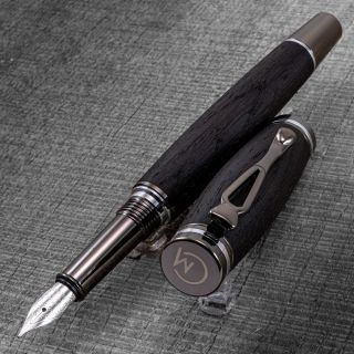 Plnicí pero z subfosilního dubu — dřeva, které odpočívalo stovky let pod zemí, než z něj vznikl tenhle jedinečný kousek....