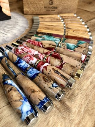 ✨ Starší kolekce per ze dřeva vinné révy a probarvené pryskyřice. Každé z nich má svůj vlastní příběh — unikátní kresbu,...