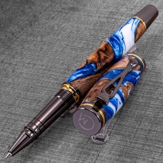 🇨🇿 Představuji jeden z nejhezčích kousků, které mám právě na e-shopu — pero z vinné révy a modré pryskyřice. Každý detail...