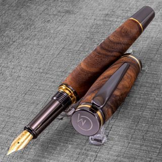 Představuji výběrové pero z ořechu královského — elegantní a nadčasový kousek s nádhernou kresbou dřeva. Ručně vyrábím s...