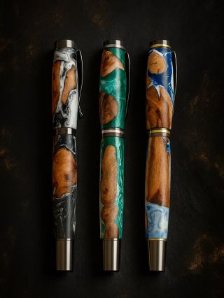 V mé dílně vznikají kousky, kde se přírodní kresba dřeva propojuje s hlubokými tóny luxusních pryskyřic. Každé pero má...