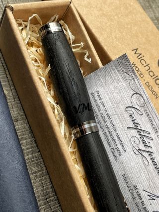 Pan Martin objednal na zakázku velmi vyvážený set, pero ze subfosilního dubu, k tomu kožené pouzdro v batvě navy blue a...